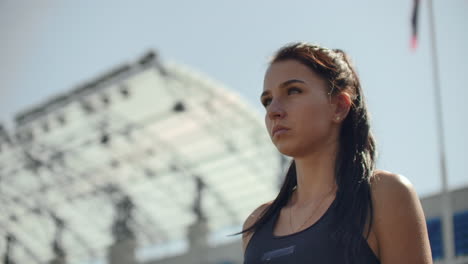 Cámara-Lenta:-Mujer-Atleta-Esperando-En-El-Bloque-De-Salida-En-Pista-De-Atletismo